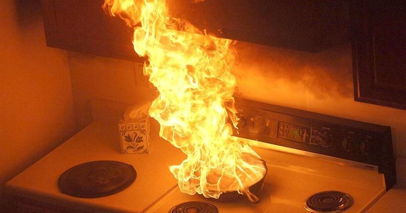 Bild på en brand på spisen. 